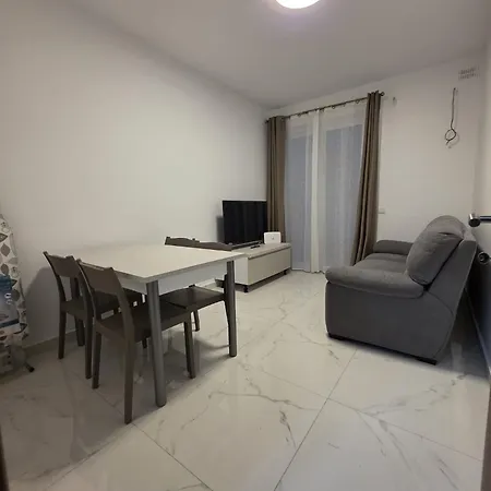 Qawra Seaside Birch Leaf